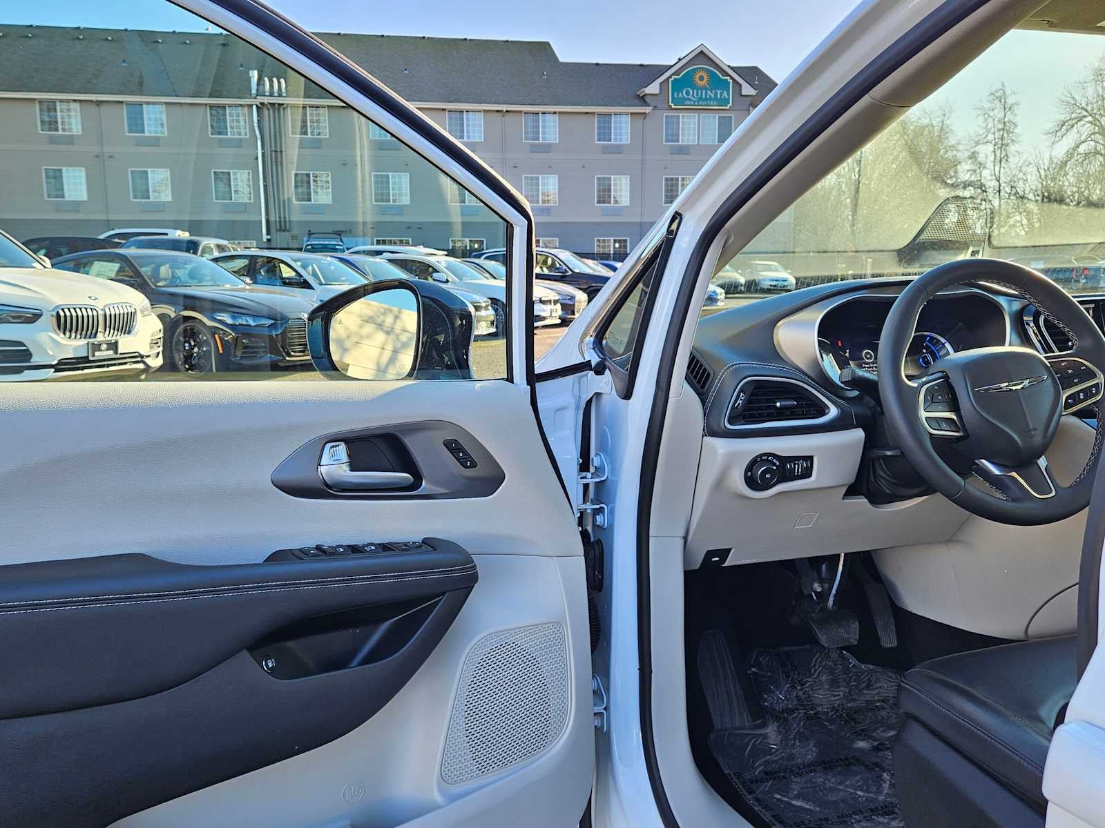 2024 Chrysler Pacifica Hybrid Select