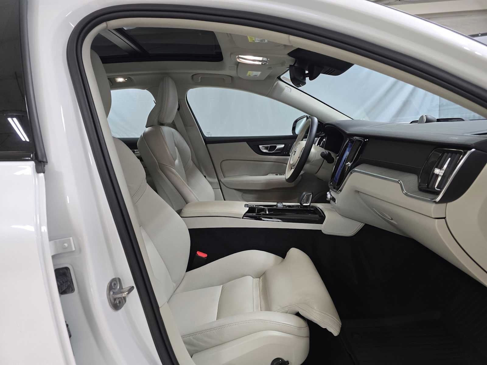 2024 Volvo S60 Recharge Plug-In Hybrid Ultimate Dark Theme