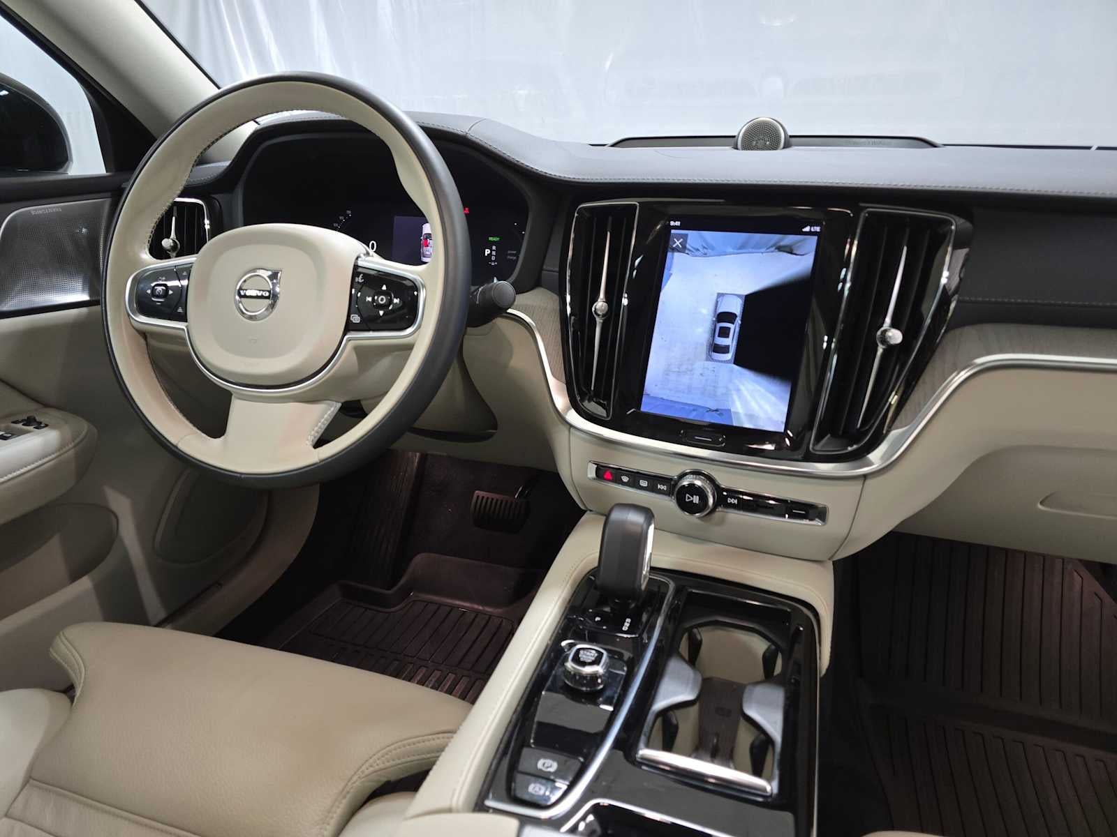 2024 Volvo S60 Recharge Plug-In Hybrid Ultimate Dark Theme