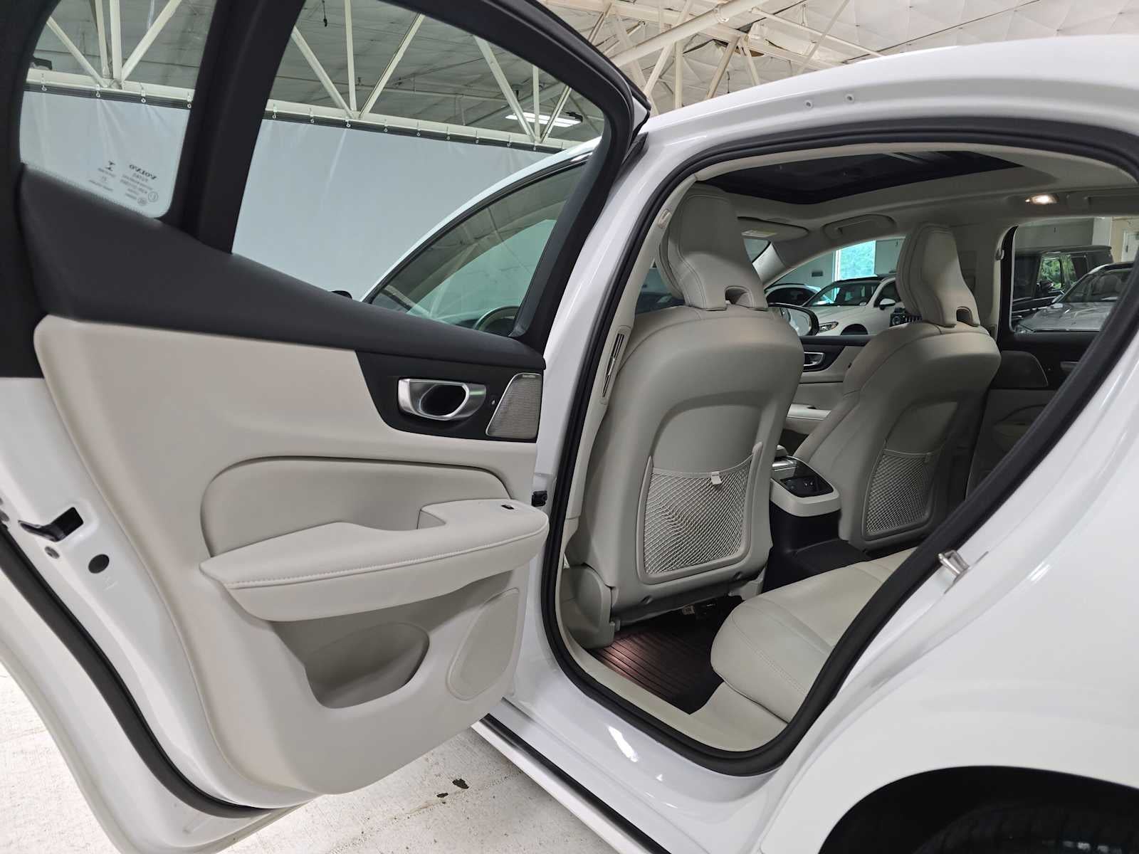 2024 Volvo S60 Recharge Plug-In Hybrid Ultimate Dark Theme