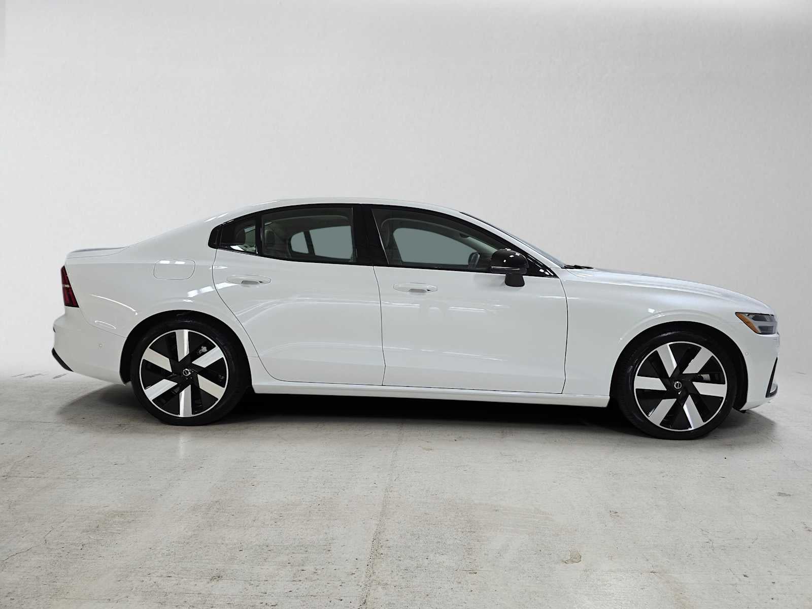 2024 Volvo S60 Recharge Plug-In Hybrid Ultimate Dark Theme