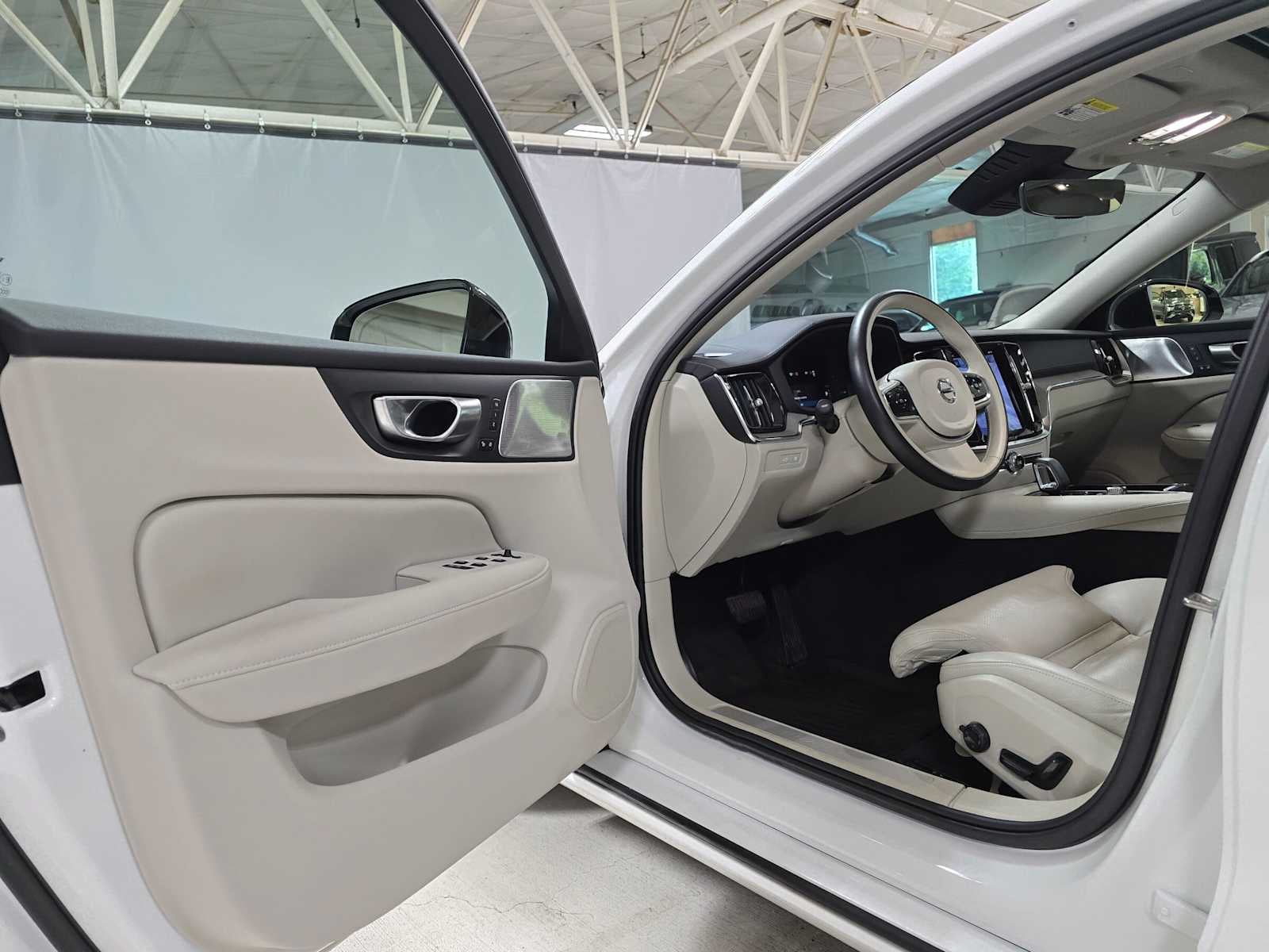 2024 Volvo S60 Recharge Plug-In Hybrid Ultimate Dark Theme