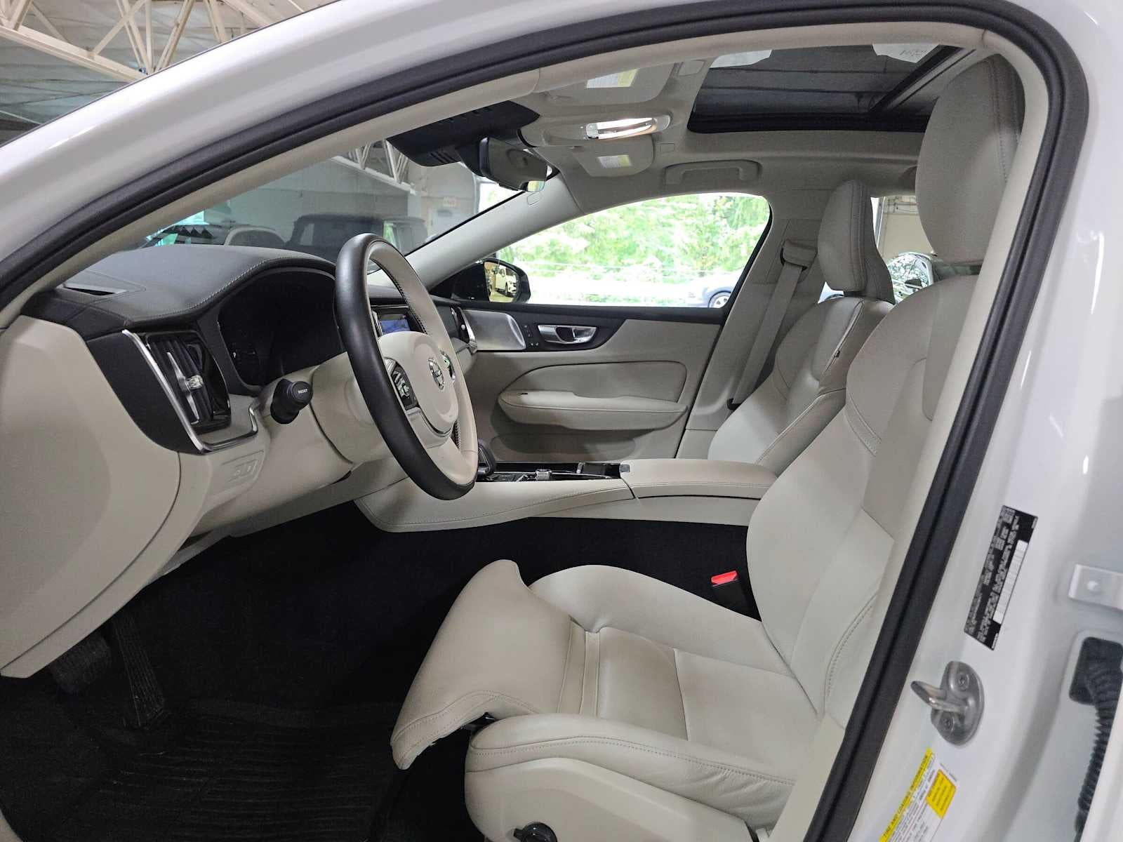 2024 Volvo S60 Recharge Plug-In Hybrid Ultimate Dark Theme