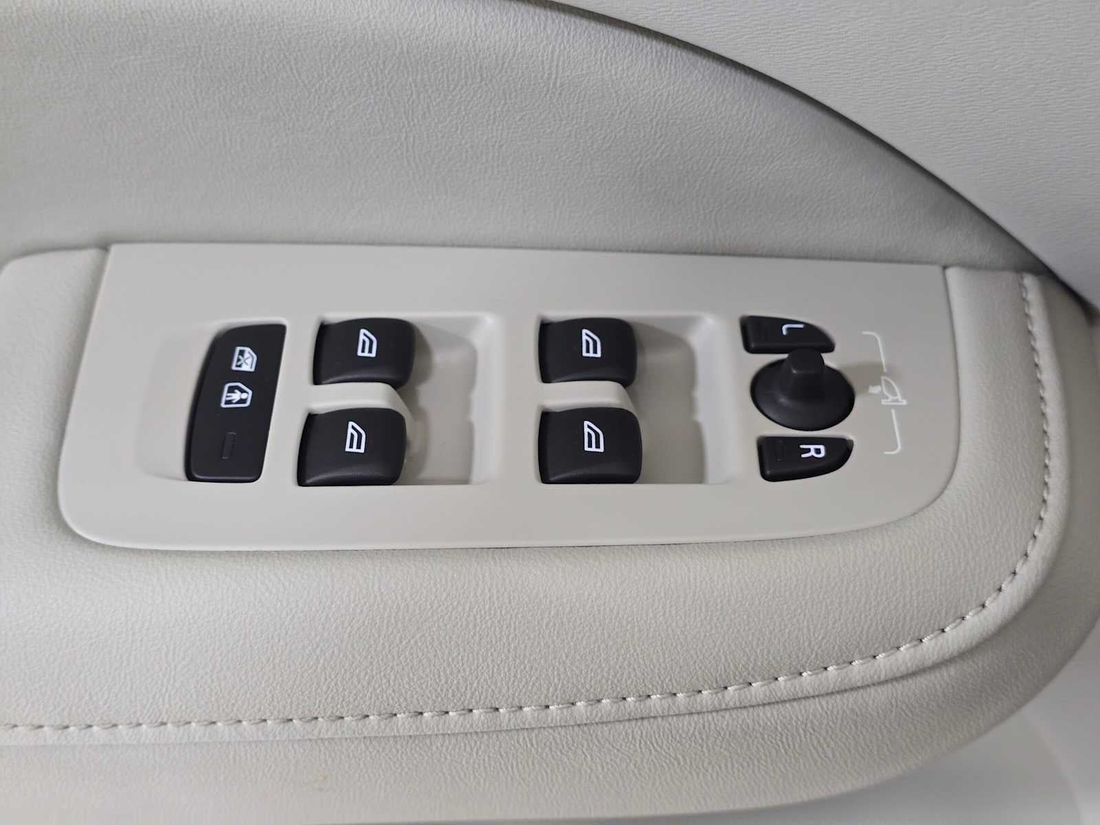 2024 Volvo S60 Recharge Plug-In Hybrid Ultimate Dark Theme