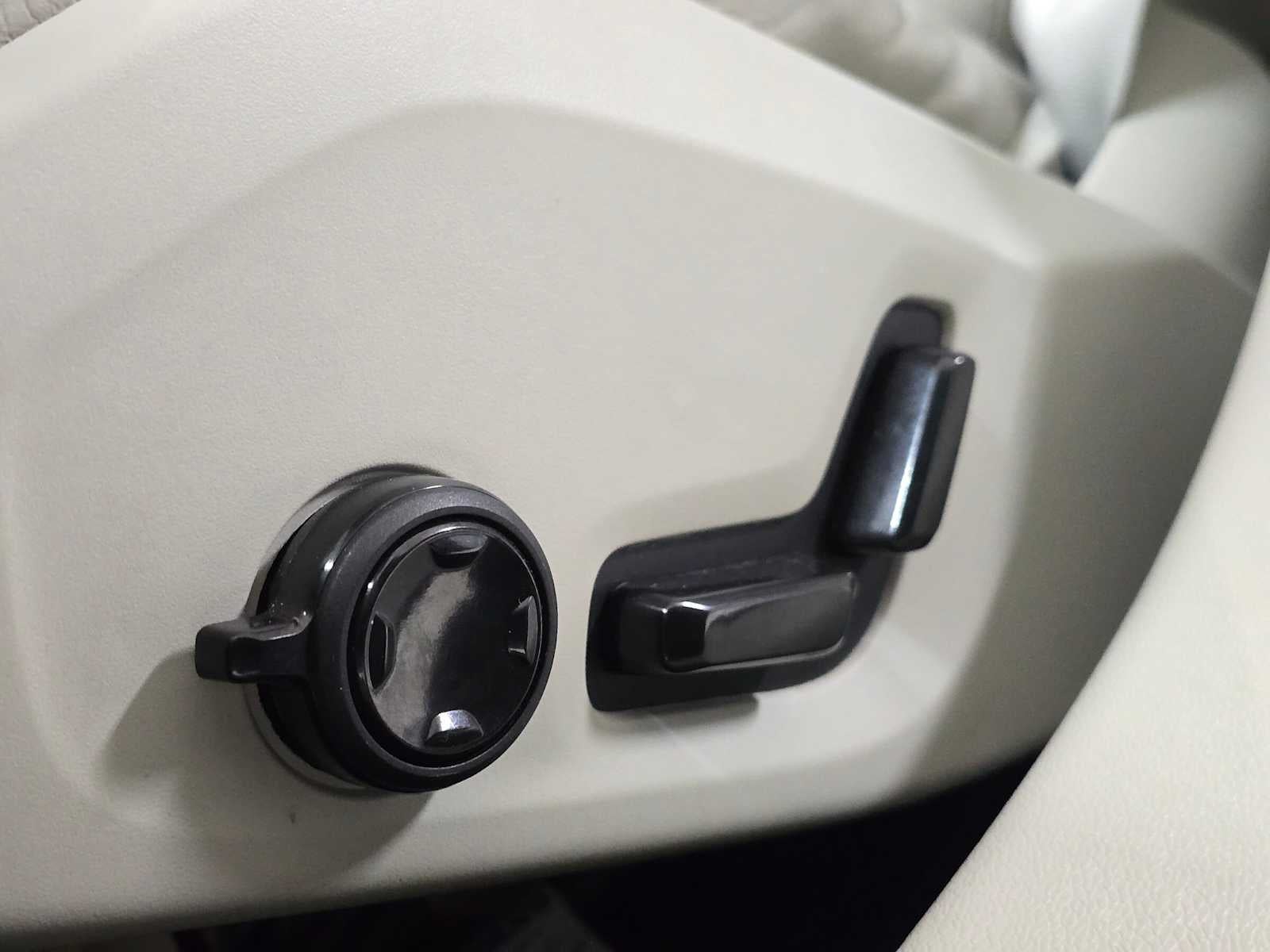 2024 Volvo S60 Recharge Plug-In Hybrid Ultimate Dark Theme