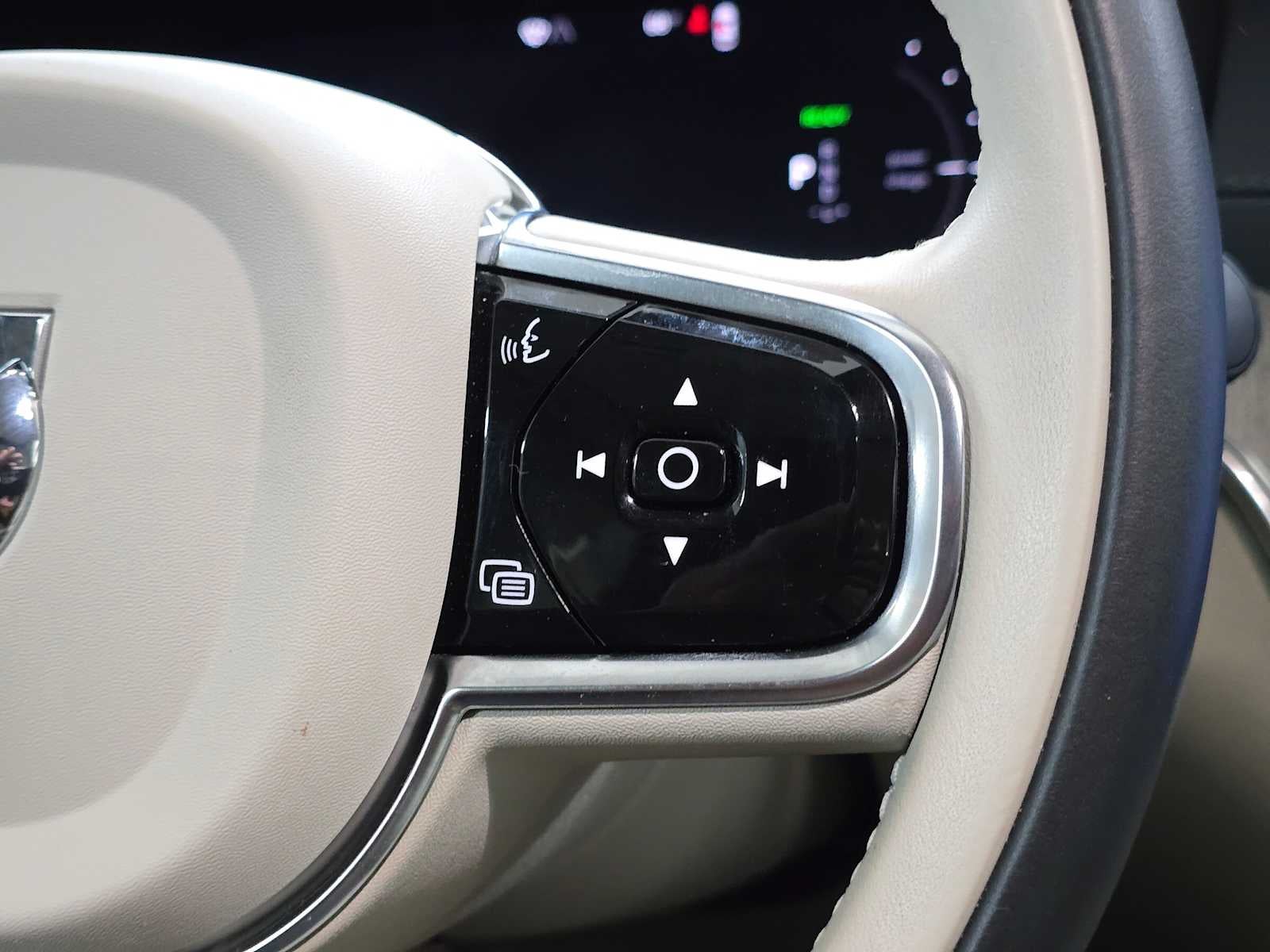2024 Volvo S60 Recharge Plug-In Hybrid Ultimate Dark Theme
