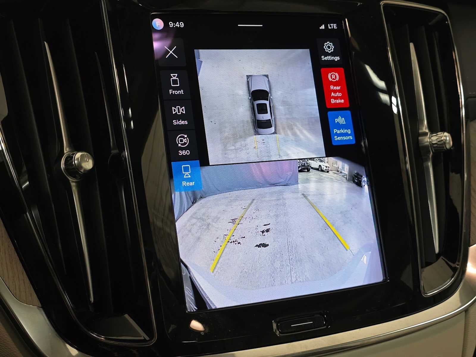2024 Volvo S60 Recharge Plug-In Hybrid Ultimate Dark Theme