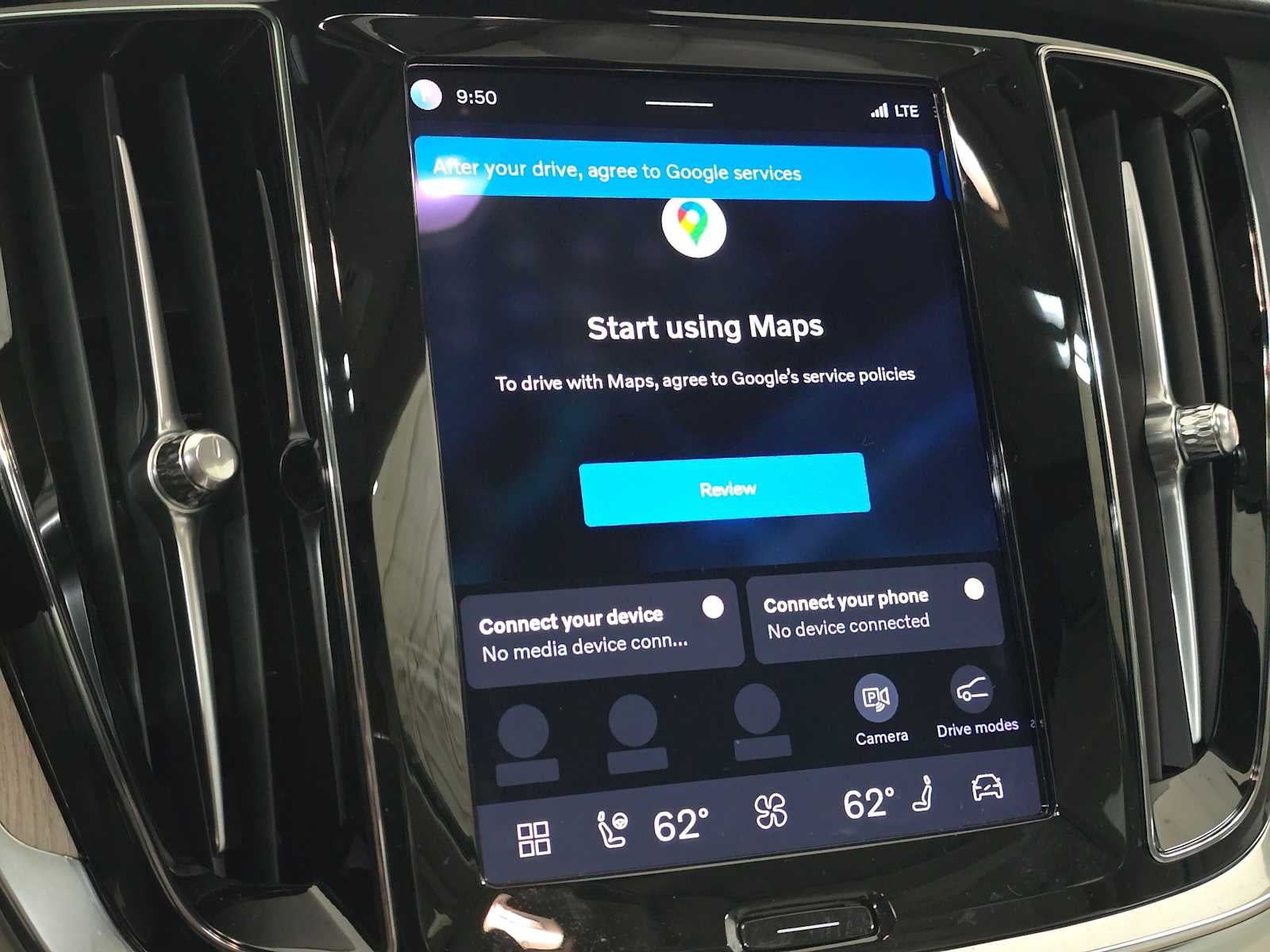 2024 Volvo S60 Recharge Plug-In Hybrid Ultimate Dark Theme