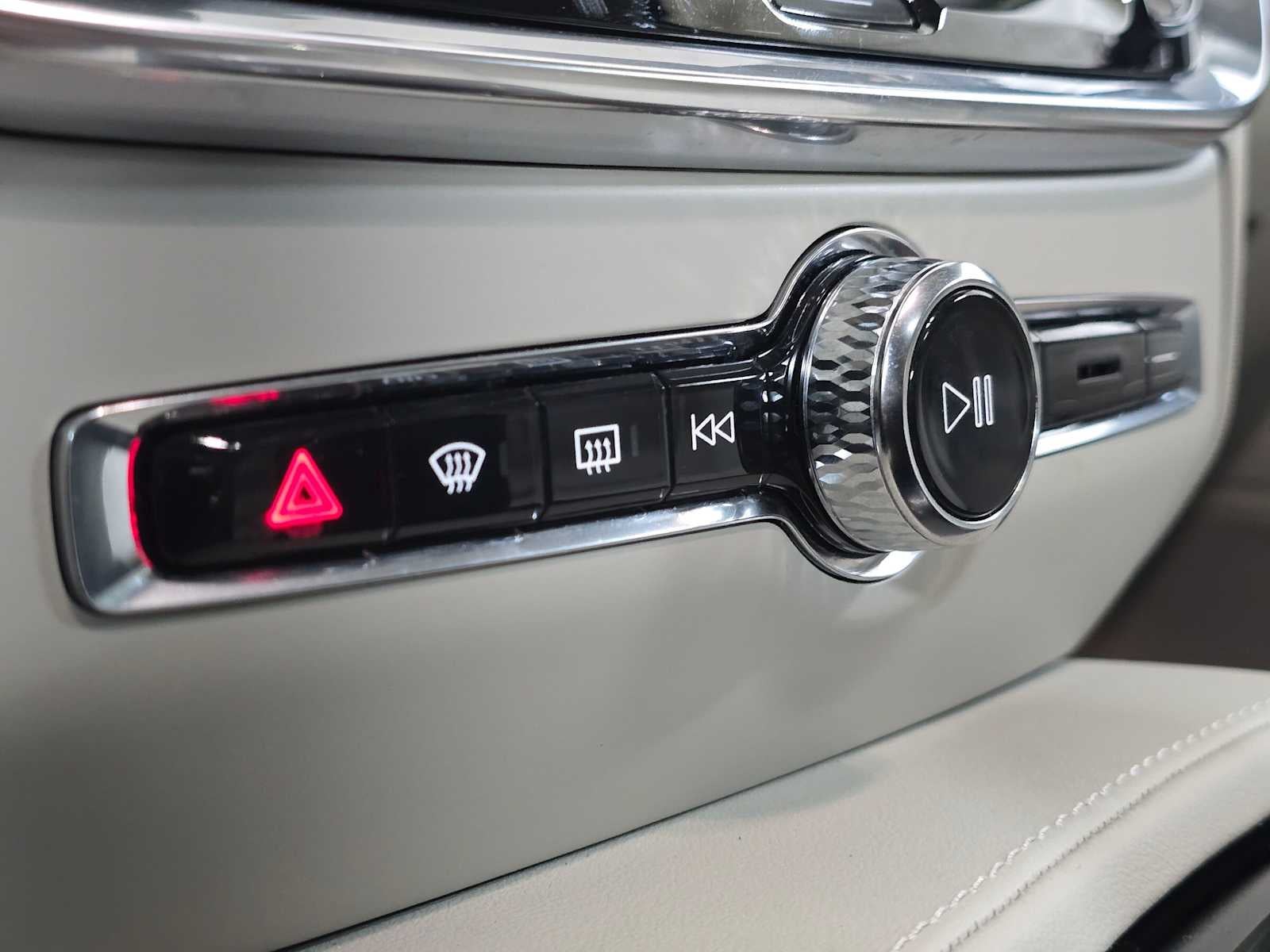 2024 Volvo S60 Recharge Plug-In Hybrid Ultimate Dark Theme