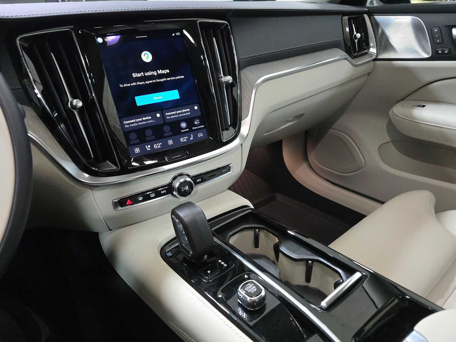 2024 Volvo S60 Recharge Plug-In Hybrid Ultimate Dark Theme