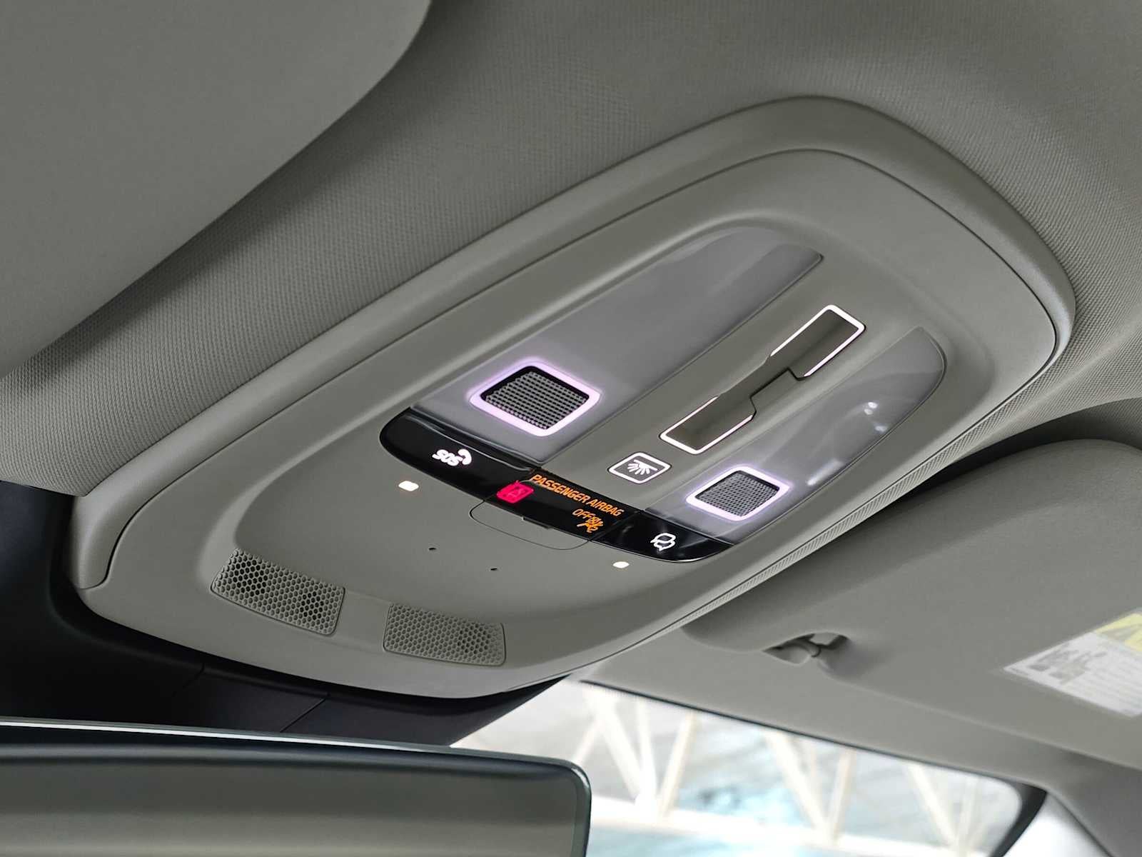 2024 Volvo S60 Recharge Plug-In Hybrid Ultimate Dark Theme