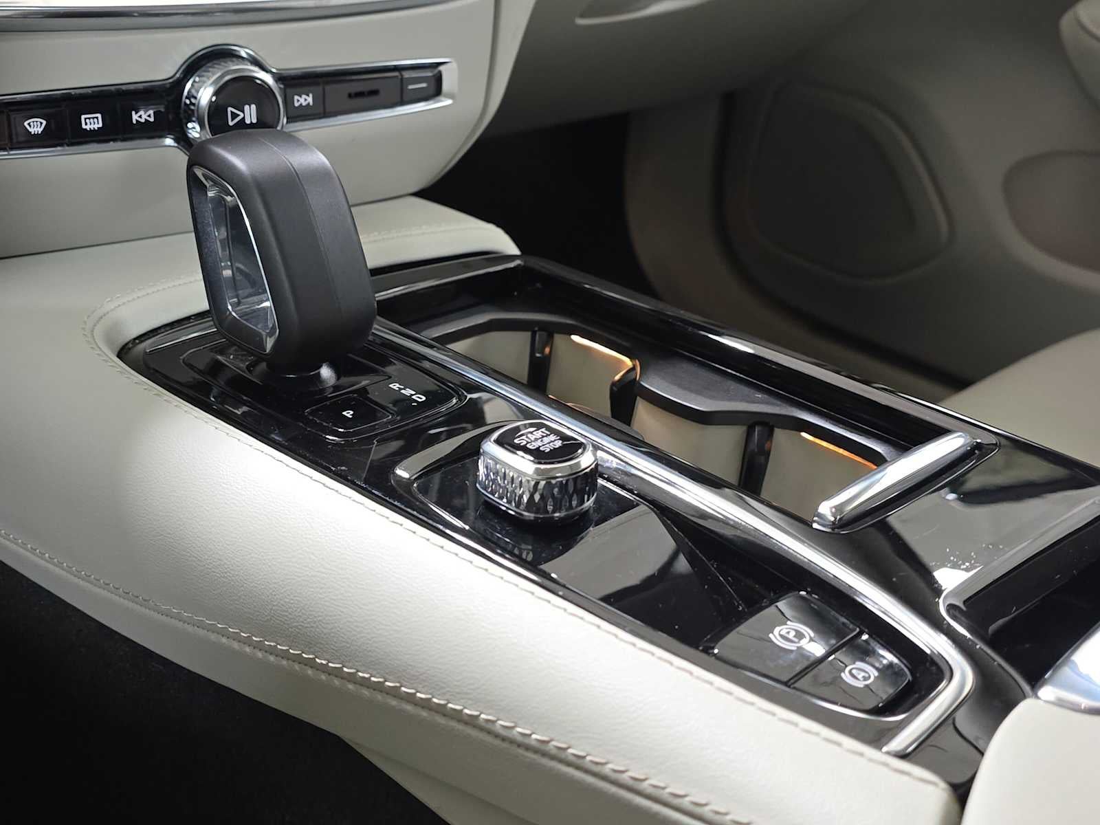 2024 Volvo S60 Recharge Plug-In Hybrid Ultimate Dark Theme