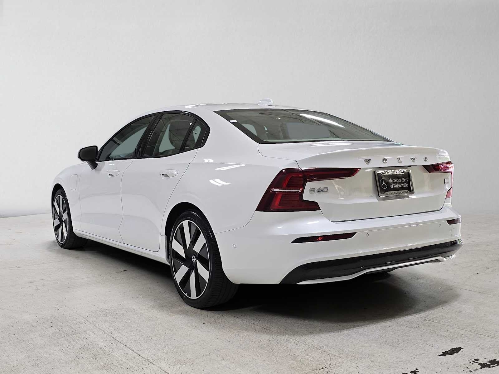2024 Volvo S60 Recharge Plug-In Hybrid Ultimate Dark Theme