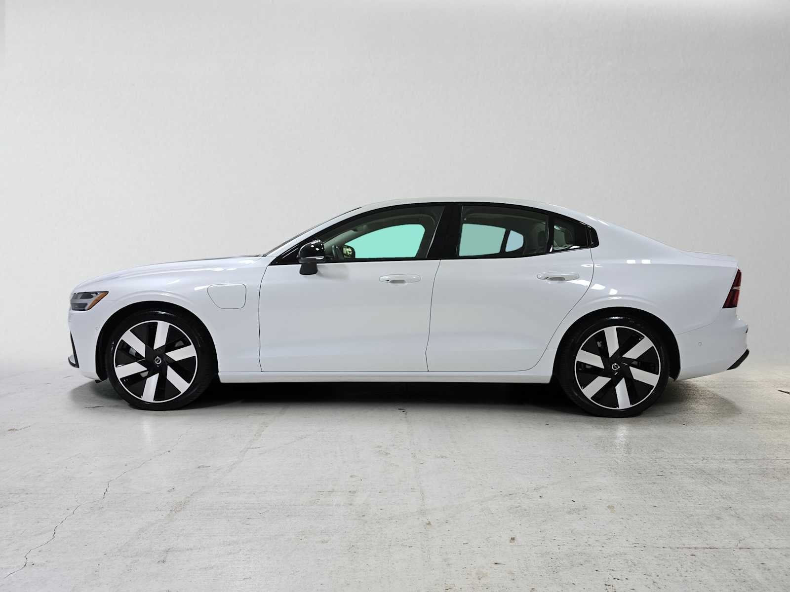 2024 Volvo S60 Recharge Plug-In Hybrid Ultimate Dark Theme