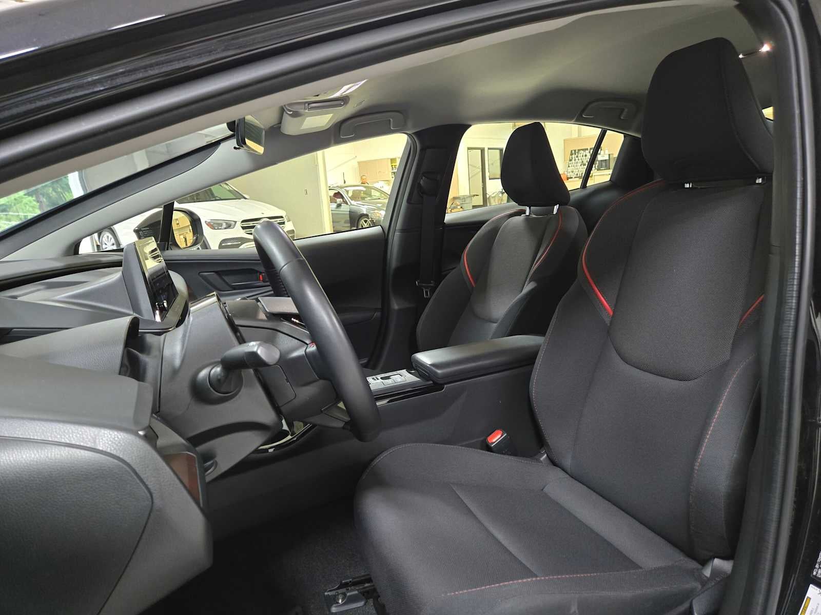 2025 Toyota Prius Plug-In Hybrid SE