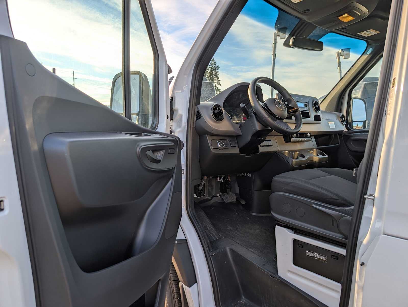 2025 Mercedes-Benz Sprinter 2500 Standard Roof I4 Diesel 144" RWD