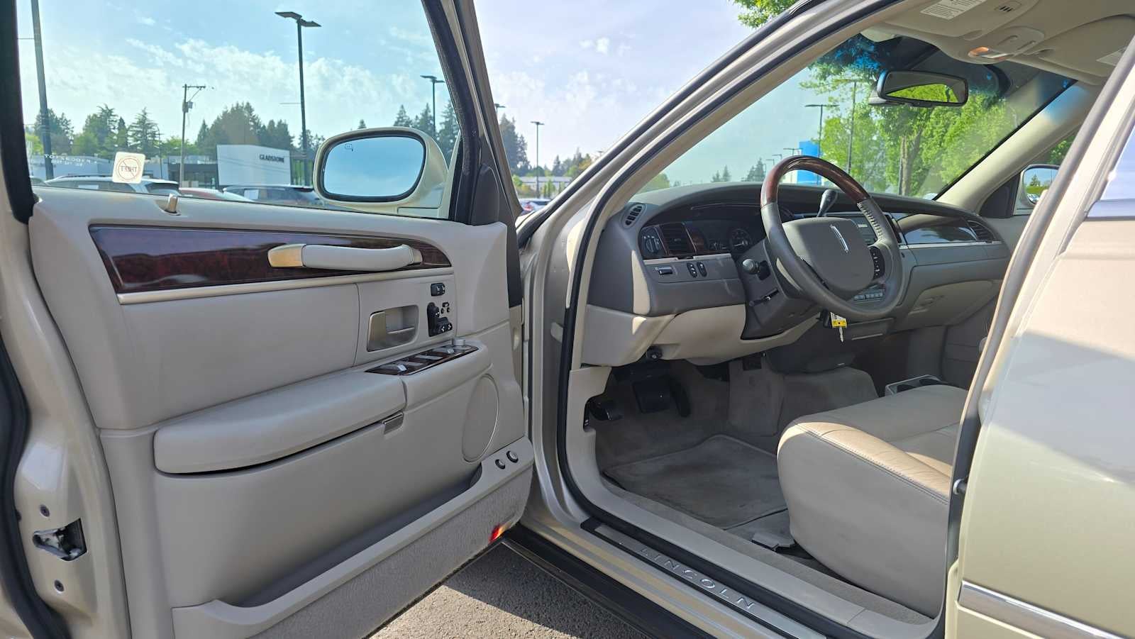 2010 Lincoln Town Car Signature Limited