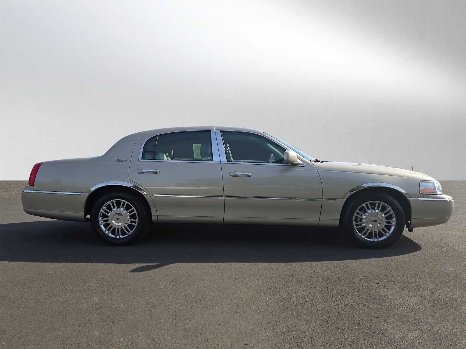 2010 Lincoln Town Car Signature Limited