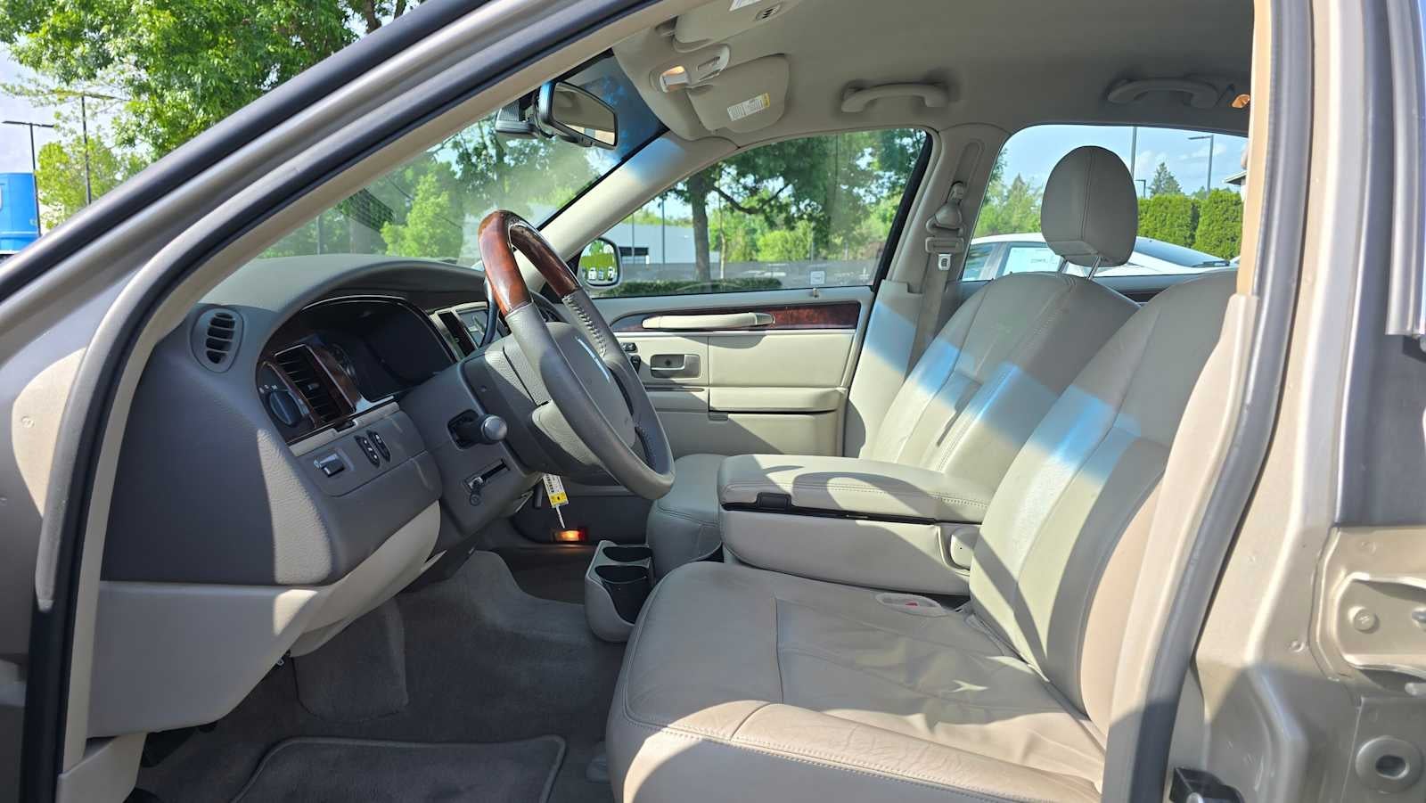 2010 Lincoln Town Car Signature Limited