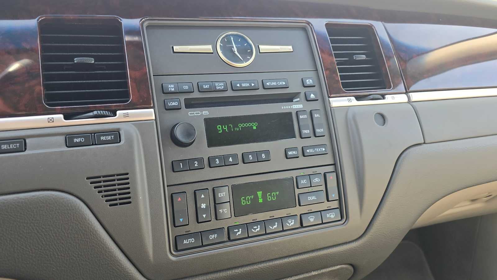 2010 Lincoln Town Car Signature Limited