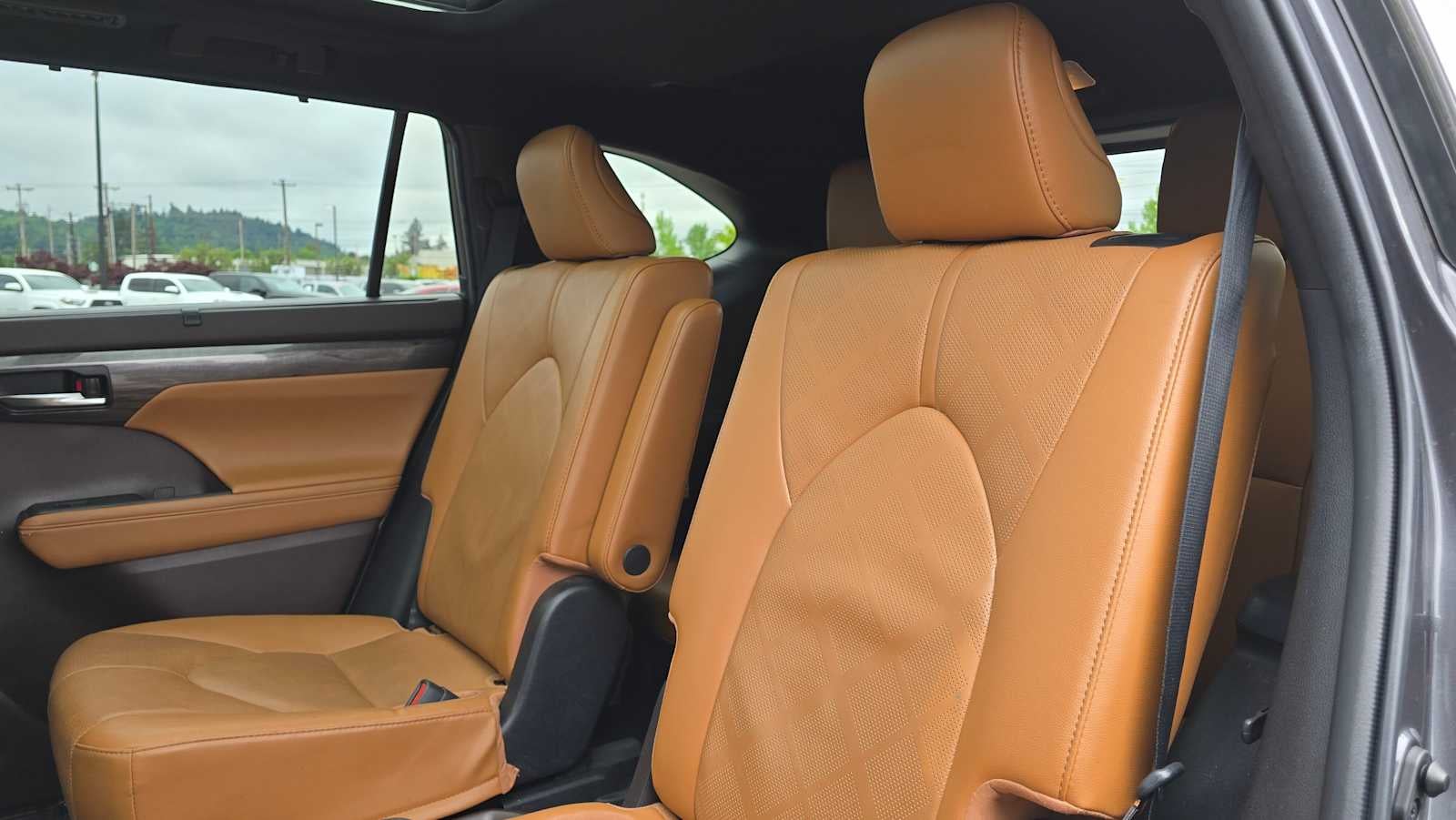 2022 Toyota Highlander Hybrid Platinum