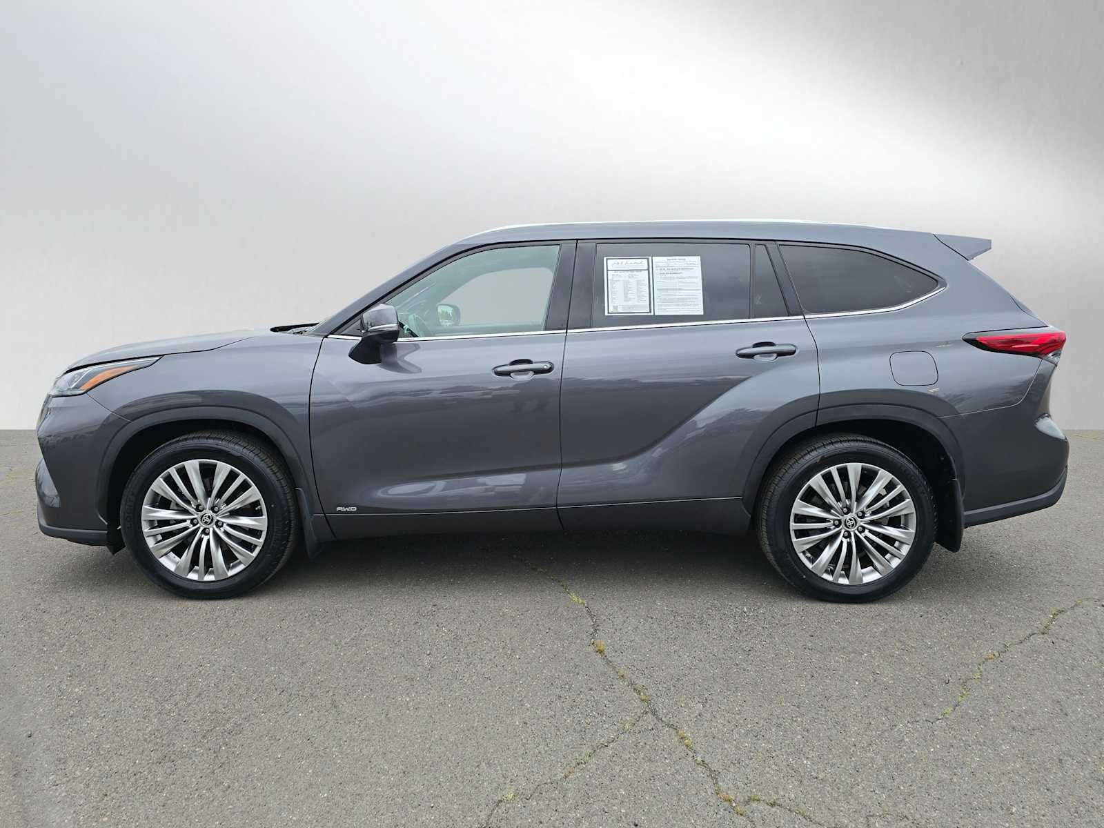 2022 Toyota Highlander Hybrid Platinum