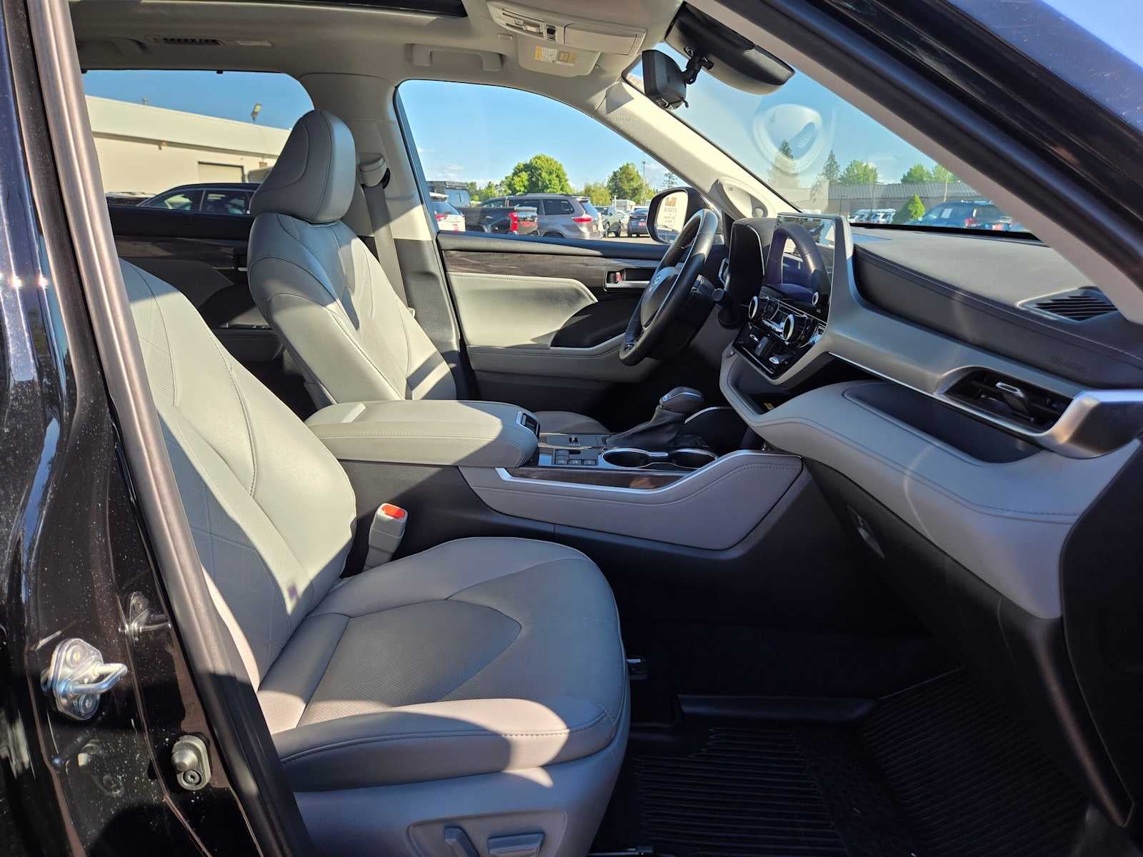 2023 Toyota Highlander Hybrid Platinum