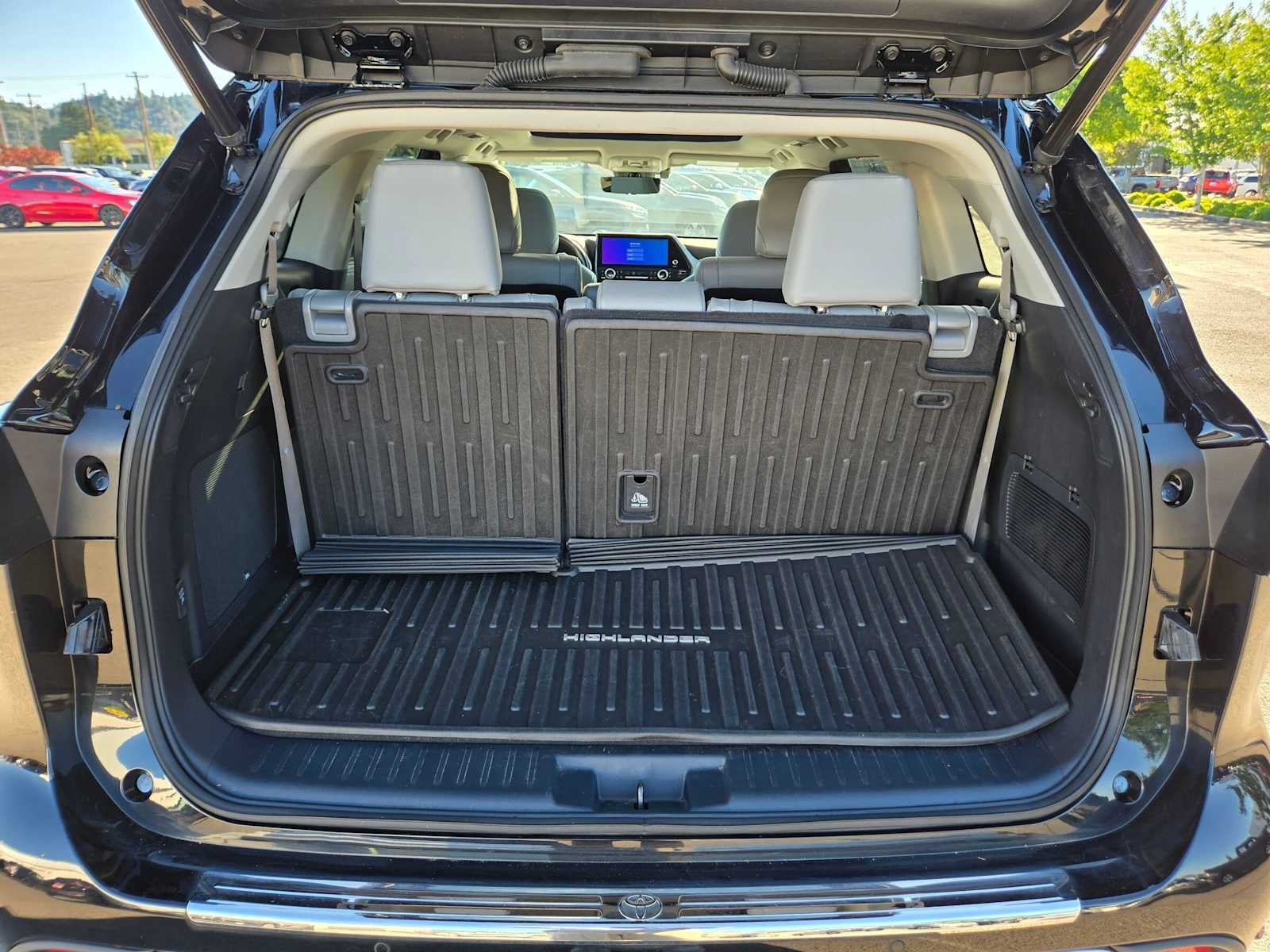 2023 Toyota Highlander Hybrid Platinum