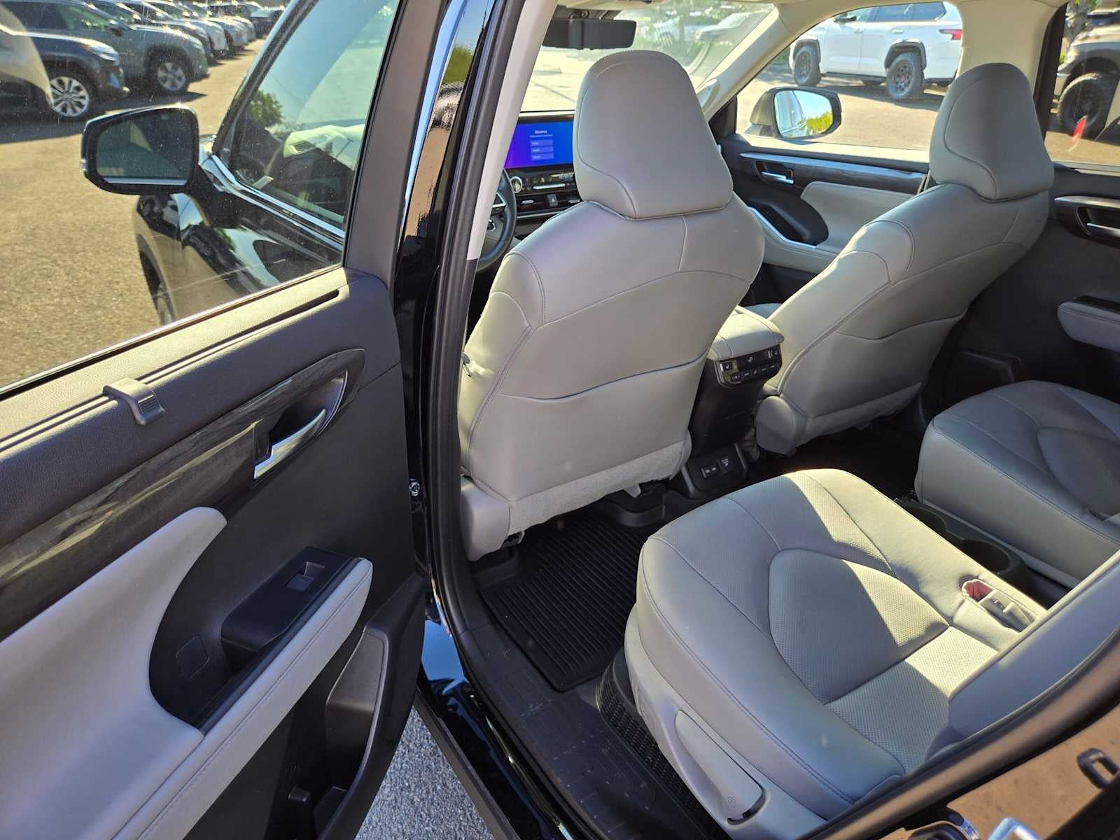 2023 Toyota Highlander Hybrid Platinum