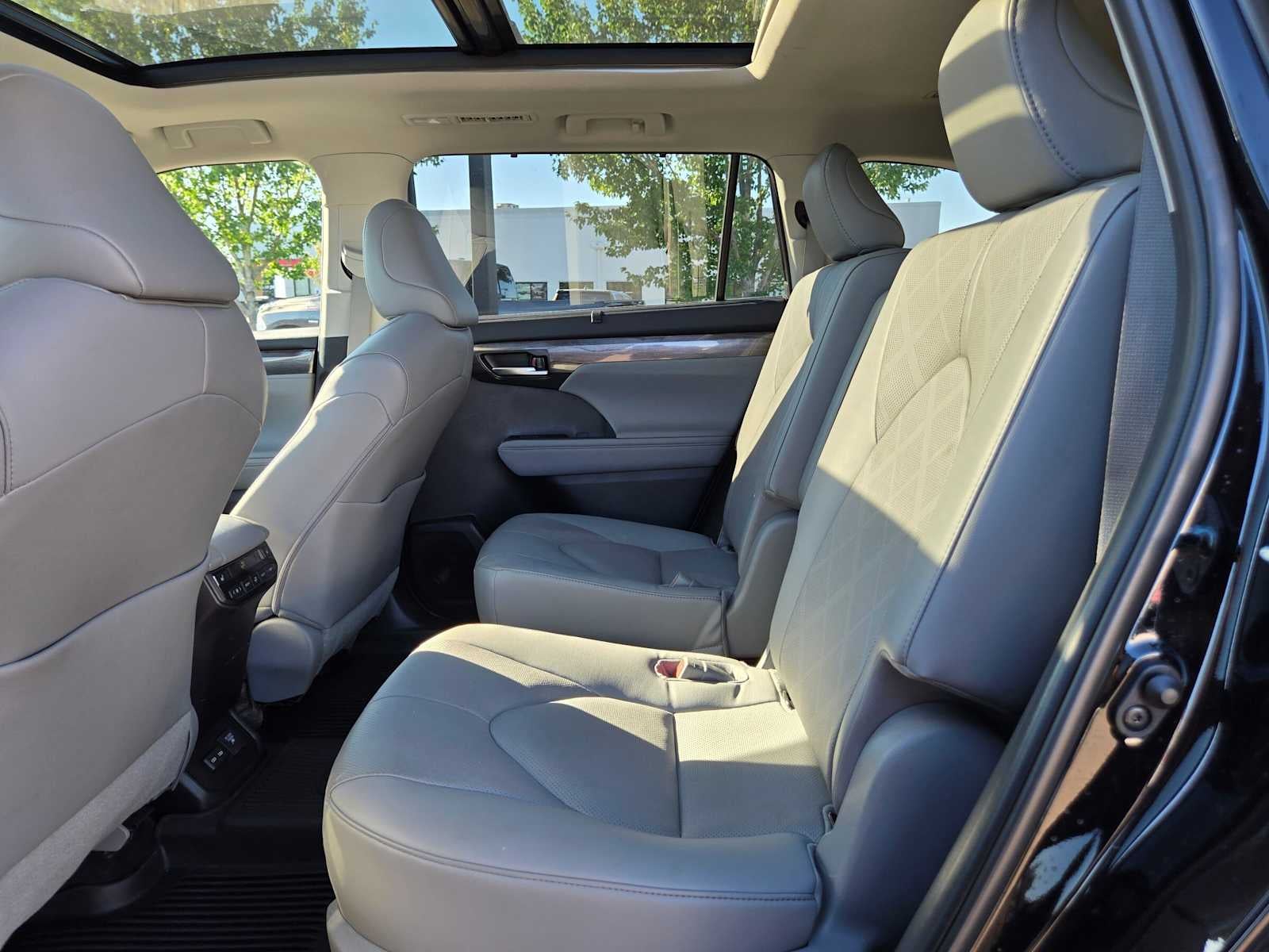 2023 Toyota Highlander Hybrid Platinum