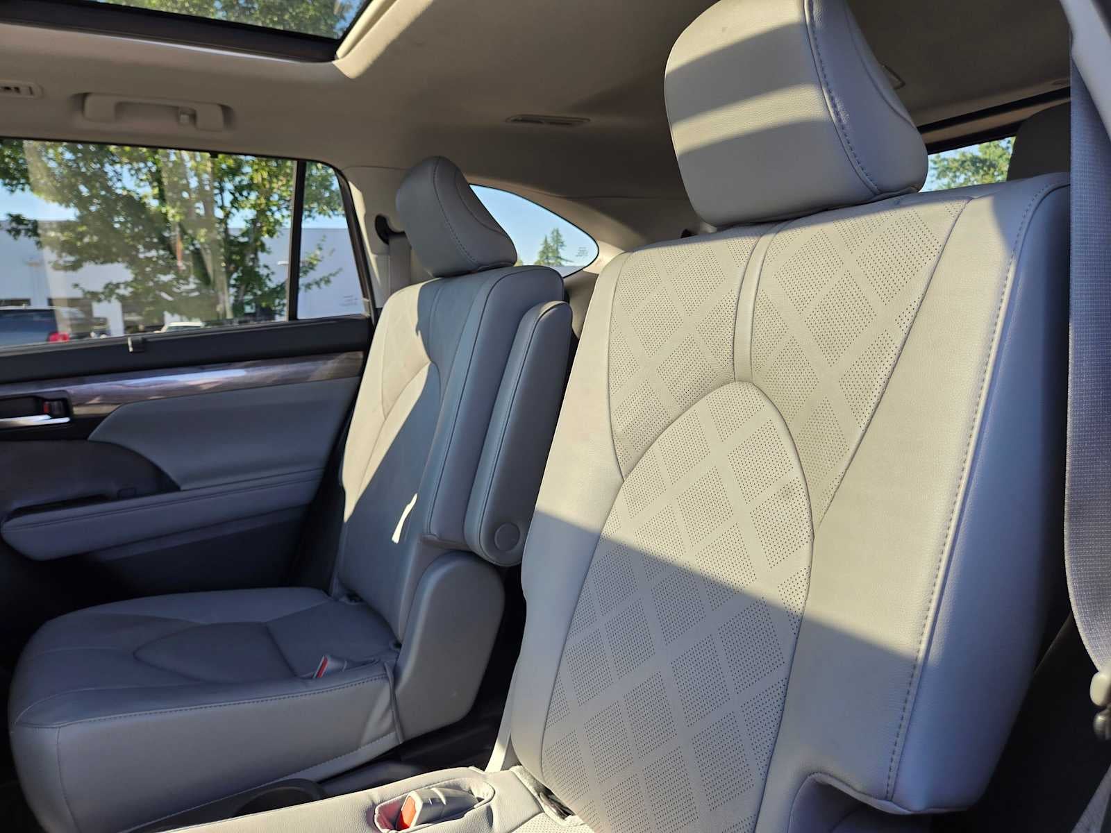 2023 Toyota Highlander Hybrid Platinum