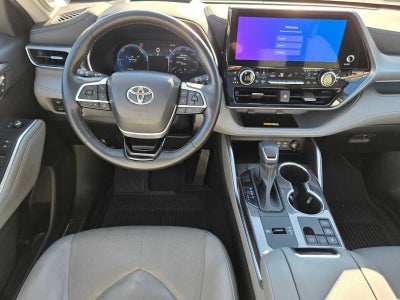 2023 Toyota Highlander Hybrid Platinum