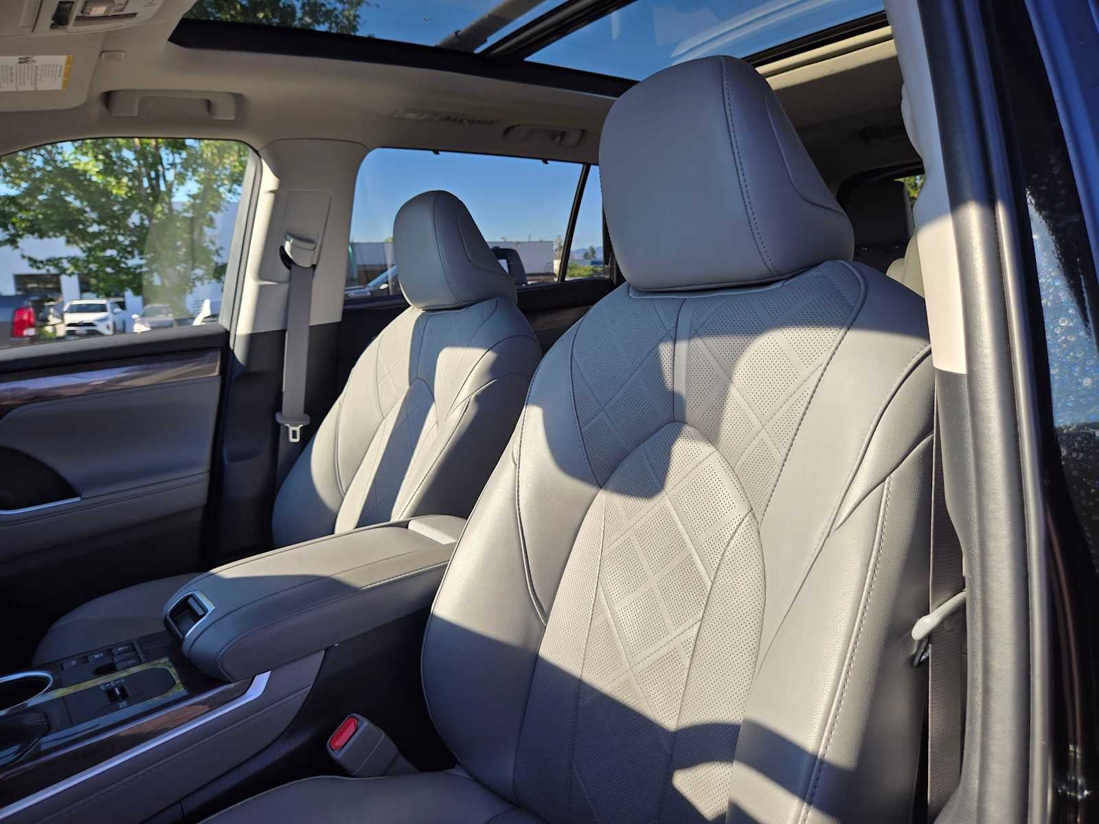 2023 Toyota Highlander Hybrid Platinum