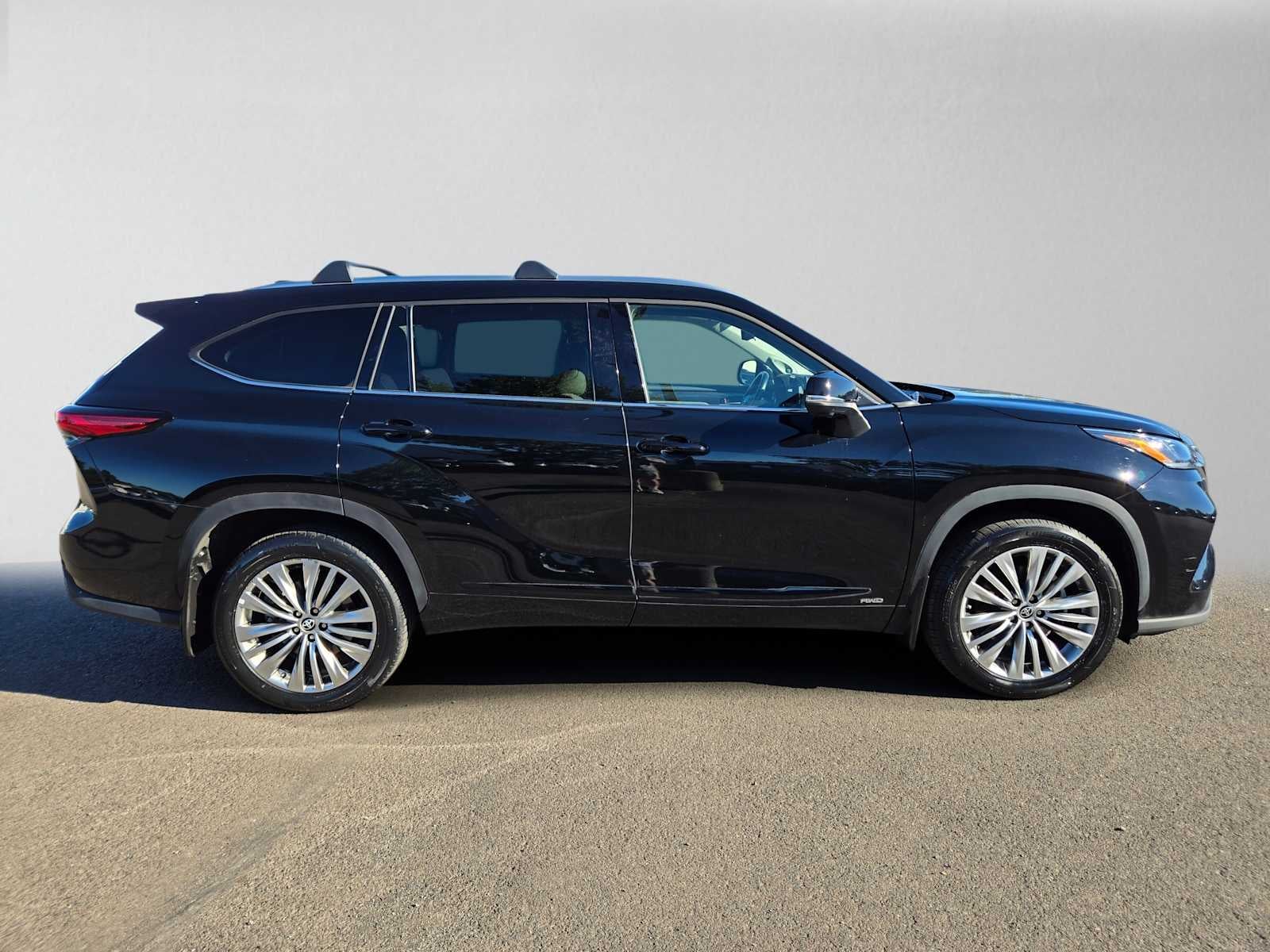 2023 Toyota Highlander Hybrid Platinum