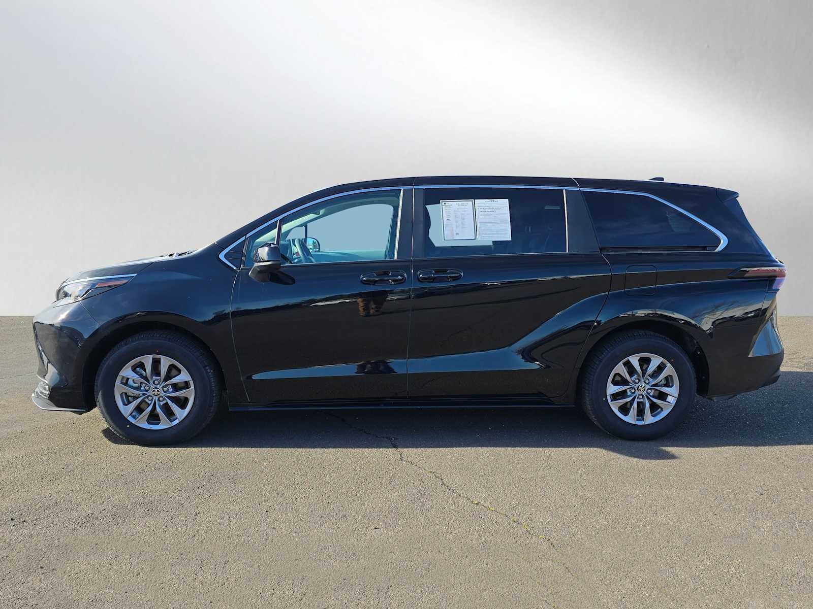 2025 Toyota Sienna LE